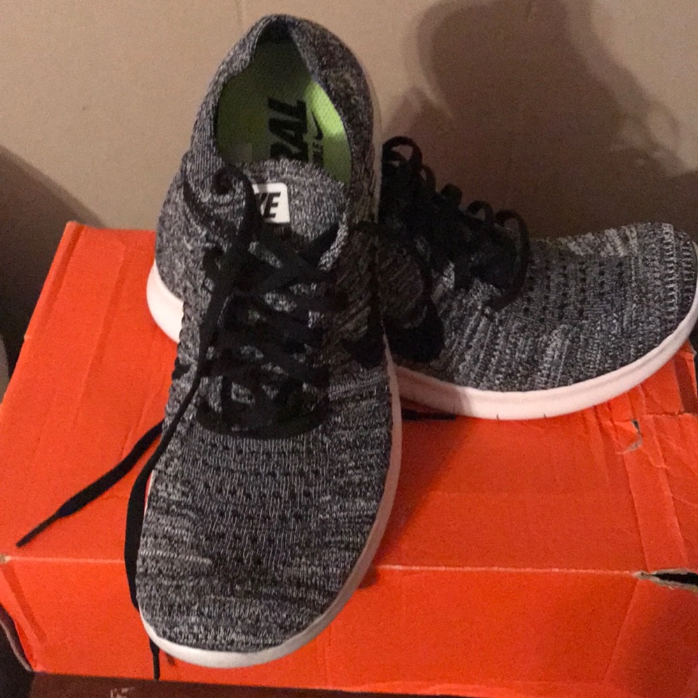 Nike Free Fly Rn Flyknit - NEW IN BOX!